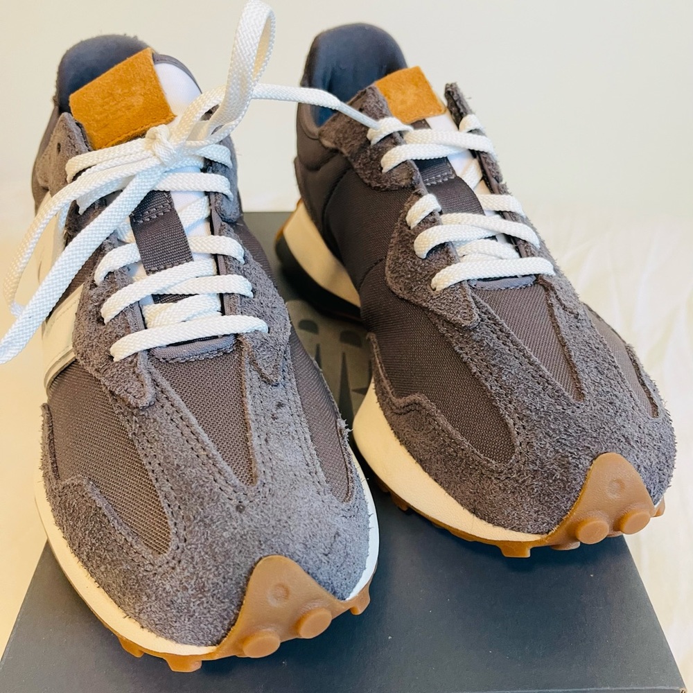 Brand New! Woman New Balance 327